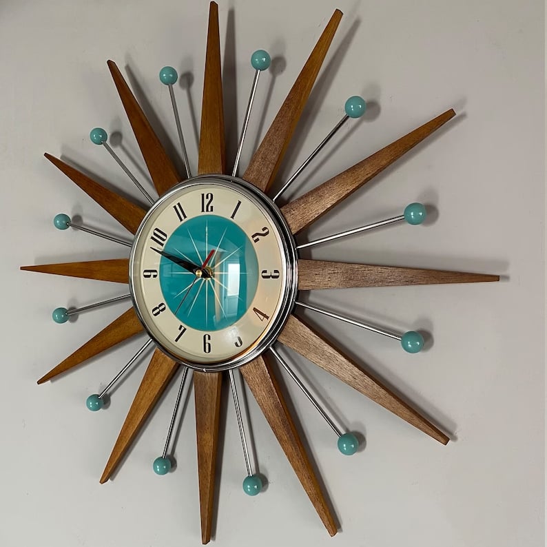 TimeRay – Handgefertigte Mid-Century Wanduhr für stilvolles Zeitmanagement