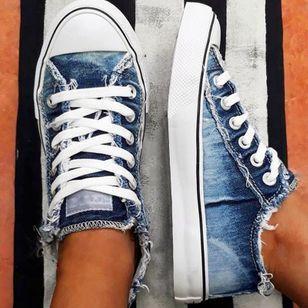 FloraWalk – Canvas-Schnürsneaker mit buntem Blumenmuster