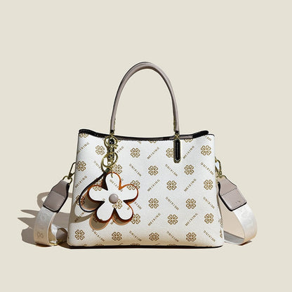 Ysabel – Klassische Ledertasche mit Blumenmuster und Anhänger-Akzenten