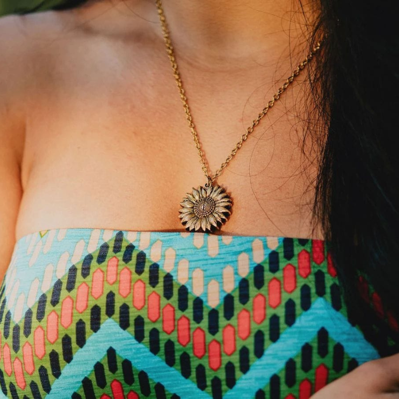 Emilia – Halskette mit Sonnenblumen Anhänger und detailliertem Entwerfen