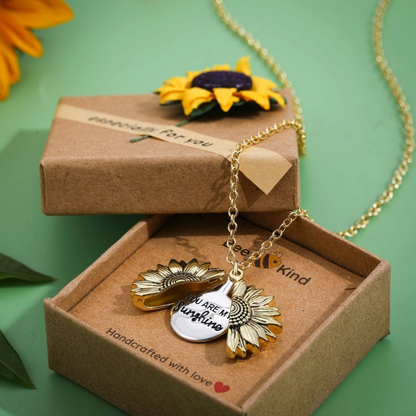 Emilia – Halskette mit Sonnenblumen Anhänger und detailliertem Entwerfen