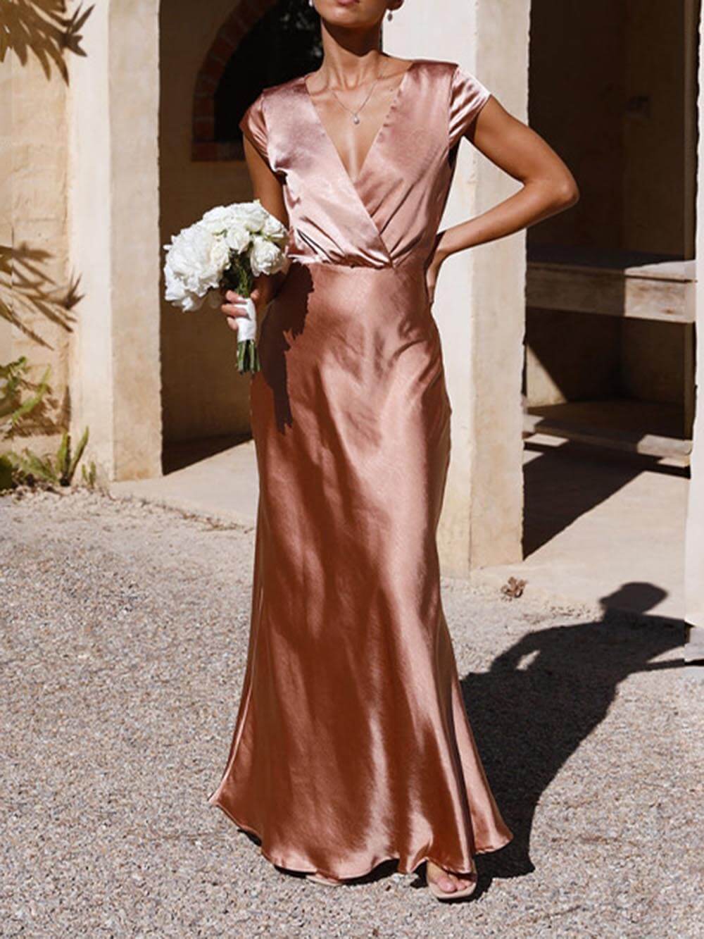 Delia – Satin-Maxikleid im Meerjungfrauen-Stil mit V-Ausschnitt für den eleganten Abend
