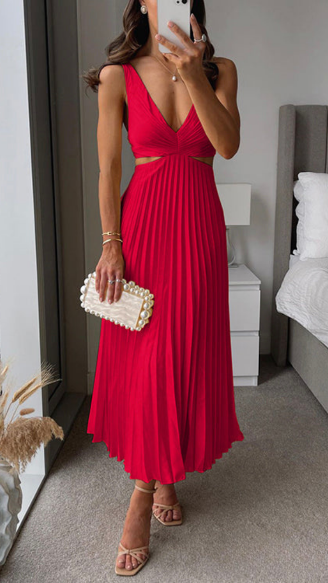 Liana – Plissiertes Cut-Out-Midikleid für einen eleganten, modernen Stil