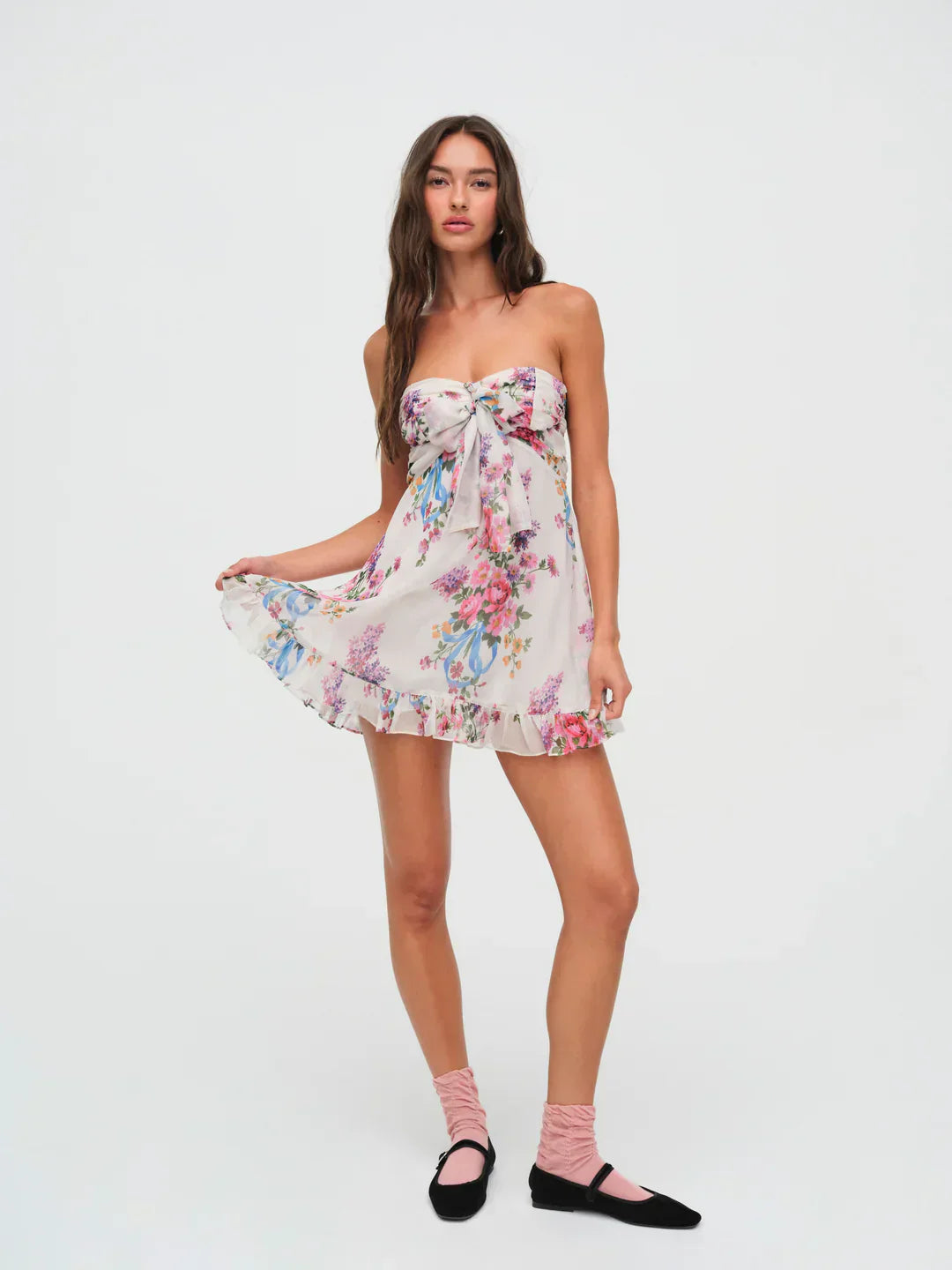 Aurea – Minikleid mit Blumenmuster und trägerloser, fließender Silhouette