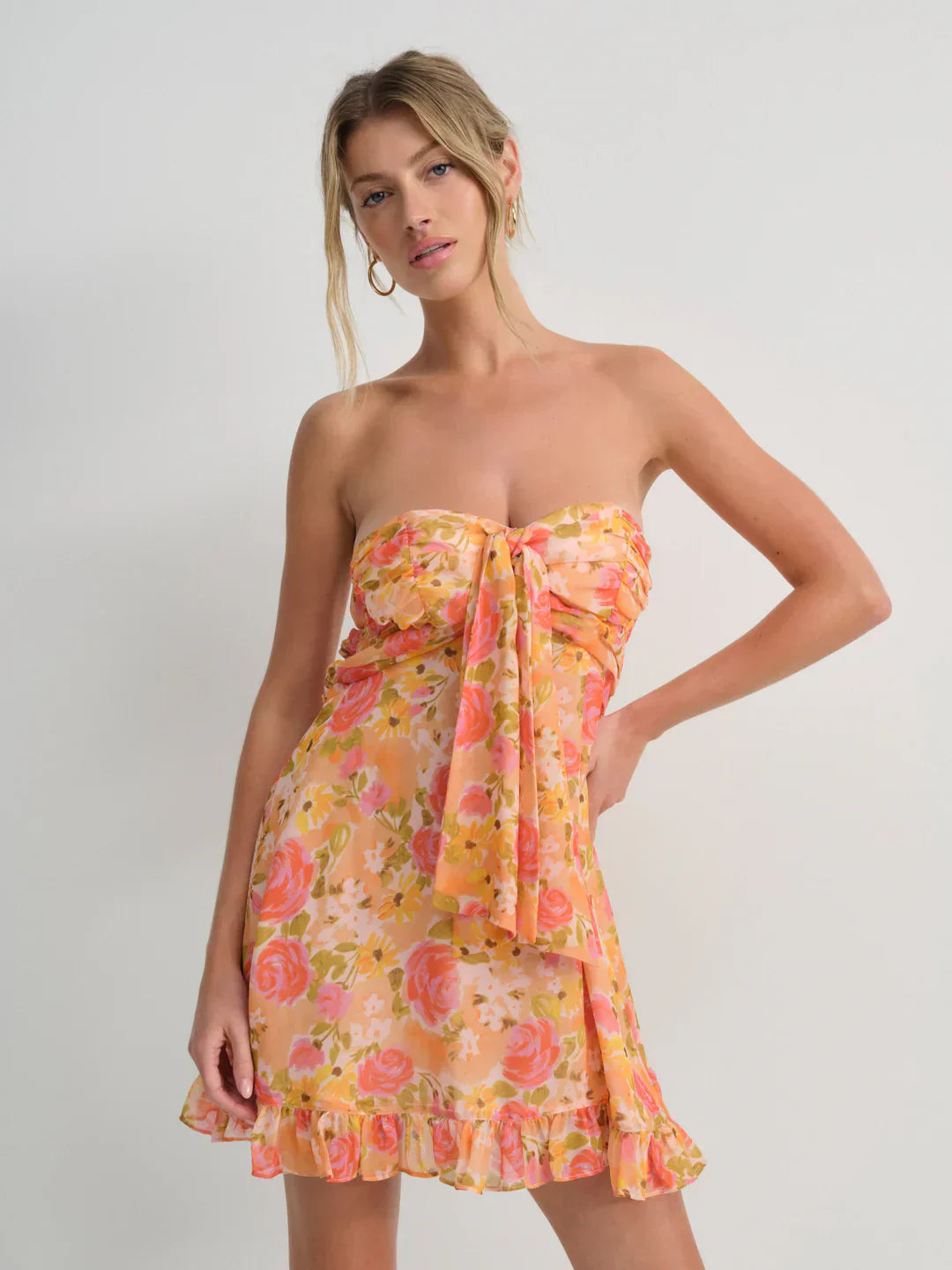 Aurea – Minikleid mit Blumenmuster und trägerloser, fließender Silhouette