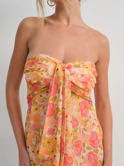 Aurea – Minikleid mit Blumenmuster und trägerloser, fließender Silhouette