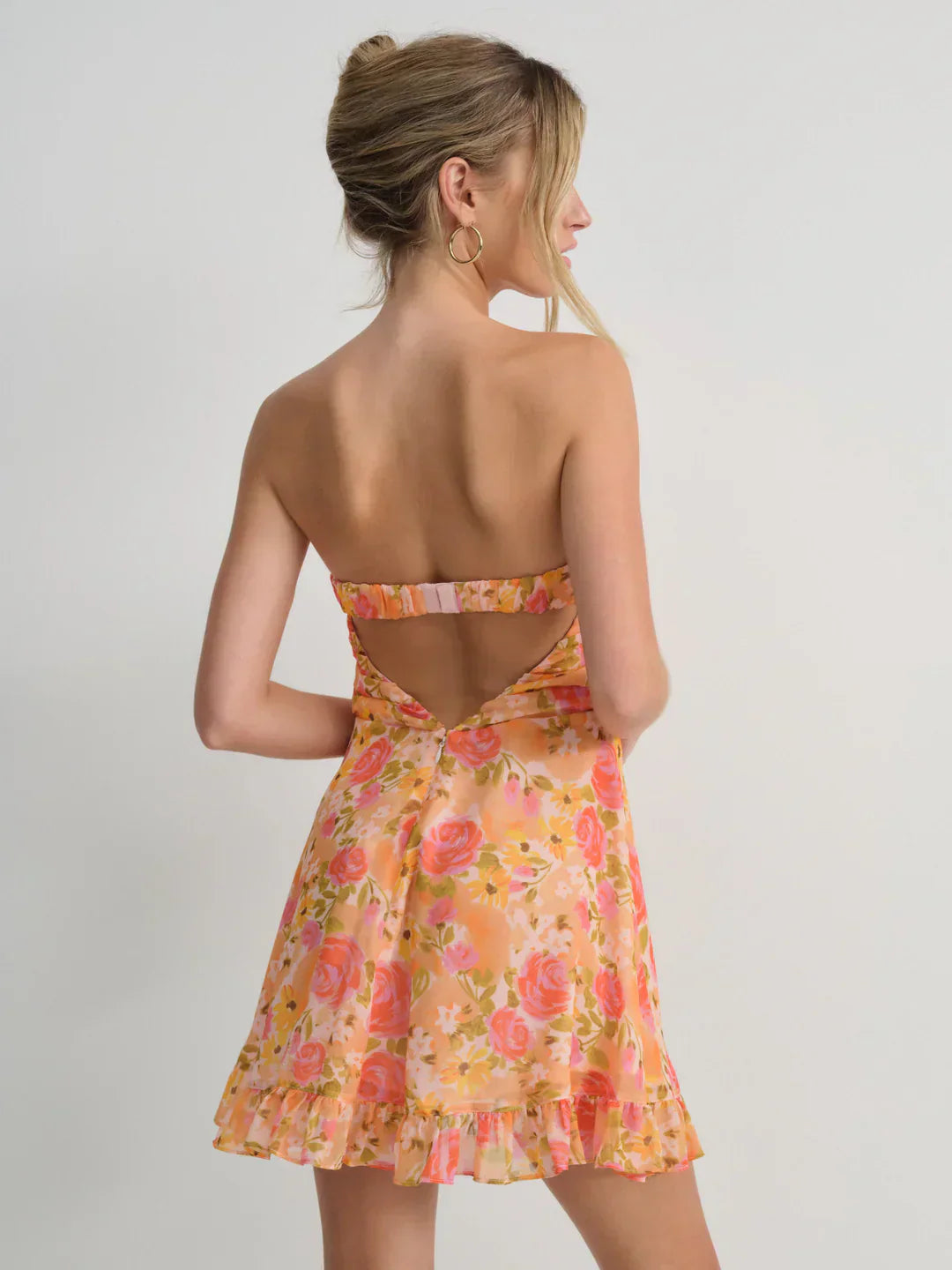 Aurea – Minikleid mit Blumenmuster und trägerloser, fließender Silhouette