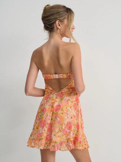 Aurea – Minikleid mit Blumenmuster und trägerloser, fließender Silhouette