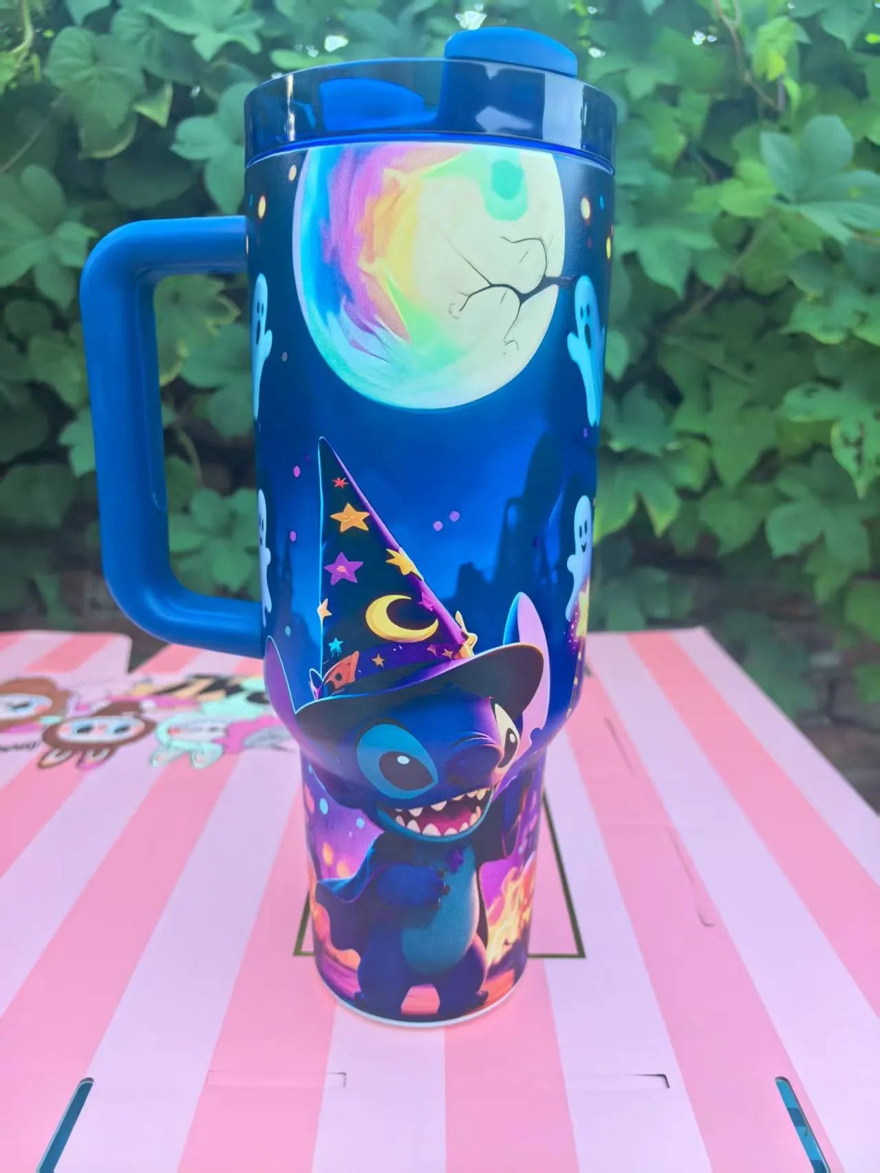 FestiveSip – Leuchtender Isolierbecher mit magischem Tag-Nacht-Design