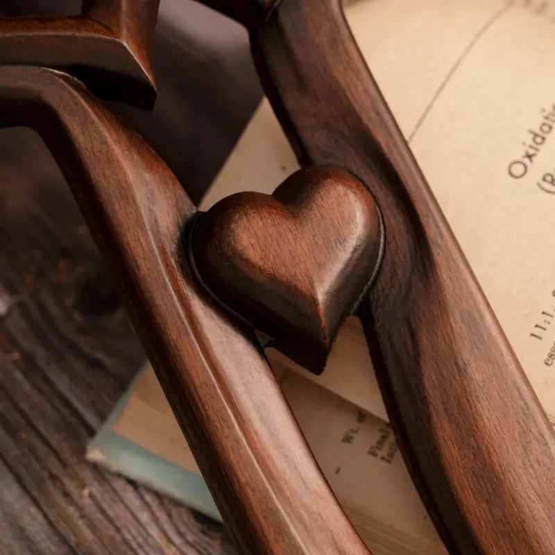 HeartCross – Religiöses Kreuz mit Herzen und handgemeißelter Textur