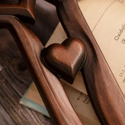 HeartCross – Religiöses Kreuz mit Herzen und handgemeißelter Textur