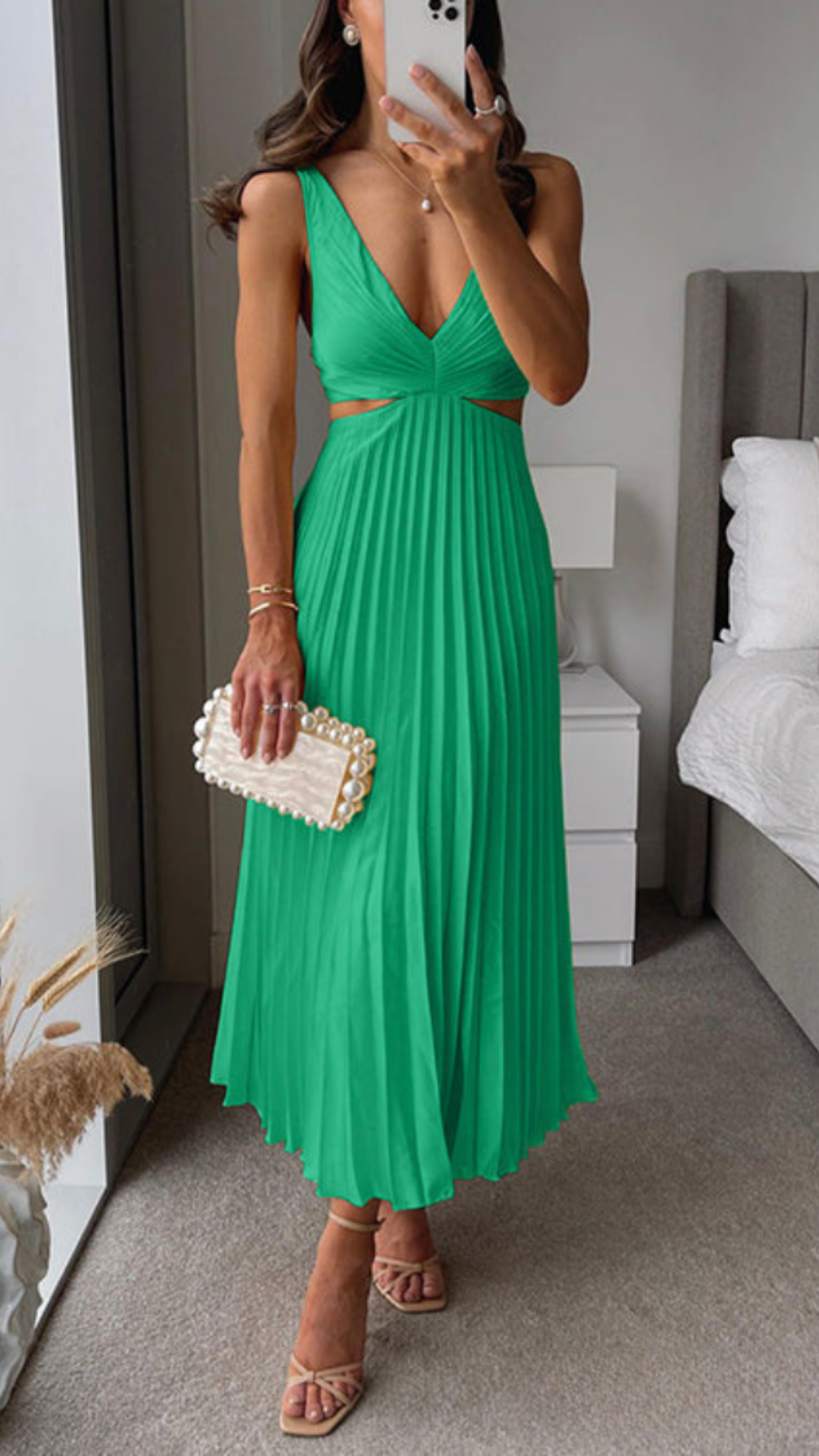 Liana – Plissiertes Cut-Out-Midikleid für einen eleganten, modernen Stil