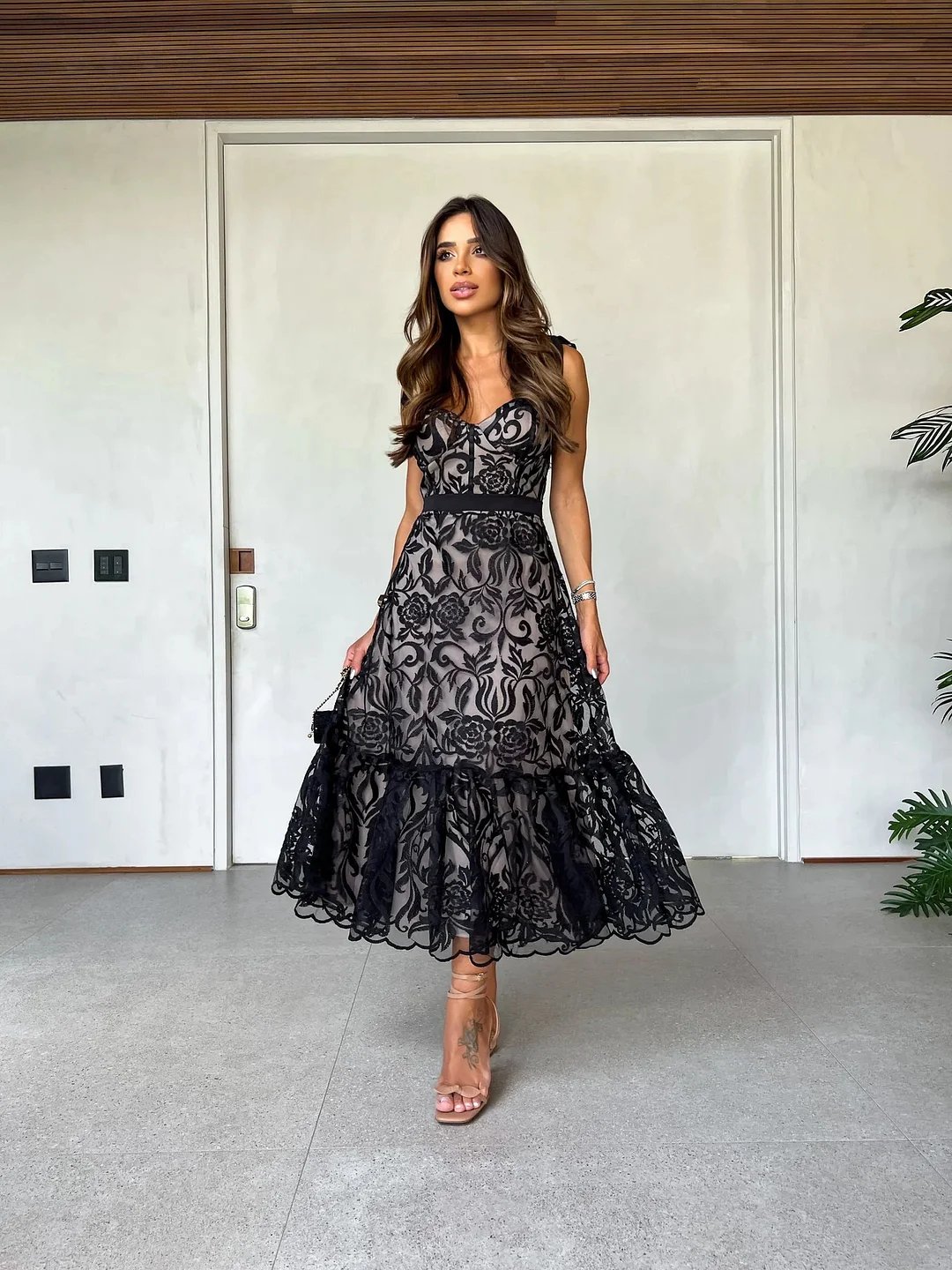 Bethany – Schwarzes Blumenkleid mit lässiger und bequemer Passform