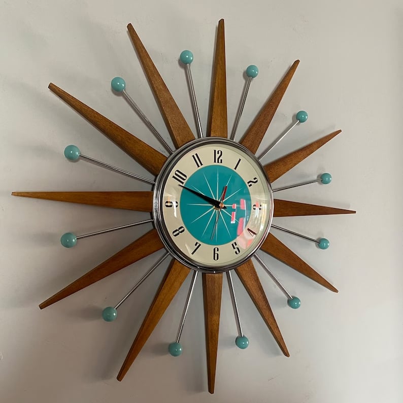 TimeRay – Handgefertigte Mid-Century Wanduhr für stilvolles Zeitmanagement