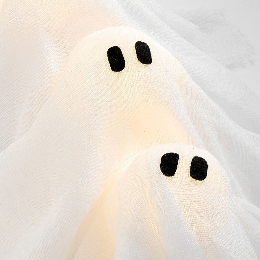SpookyGlow – 12 leuchtende Geister LED-Kranz für Halloween