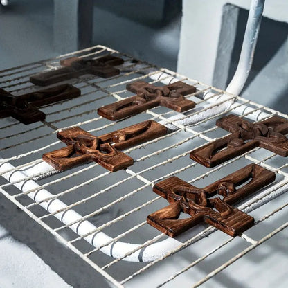 HeartCross – Religiöses Kreuz mit Herzen und handgemeißelter Textur