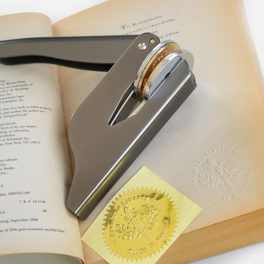 BookStamp – Individueller Prägestempel für personalisierte Buchdesigns