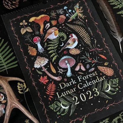 DarkForest – Mondkalender 2023 mit Originalillustrationen und Mondphasen
