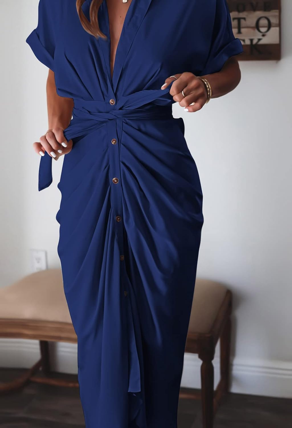 Victoria – Satin-Knopfkleid mit gerafftem V-Ausschnitt vorne