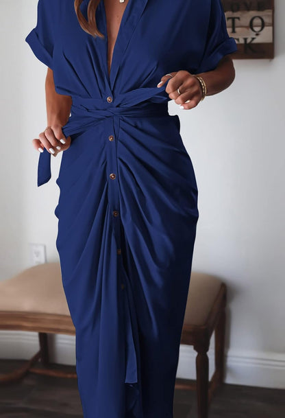 Victoria – Satin-Knopfkleid mit gerafftem V-Ausschnitt vorne
