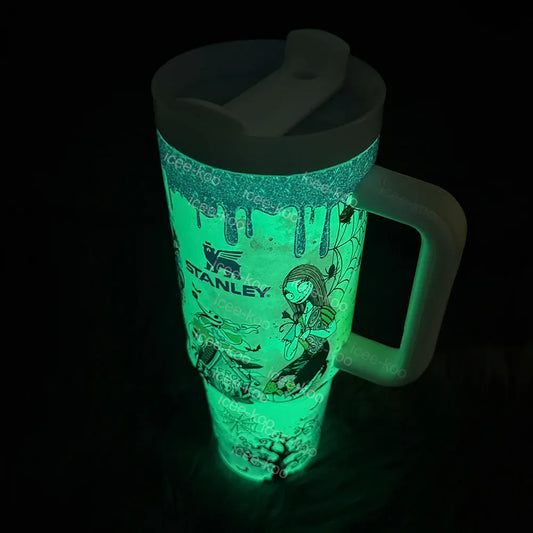 FestiveSip – Leuchtender Isolierbecher mit magischem Tag-Nacht-Design