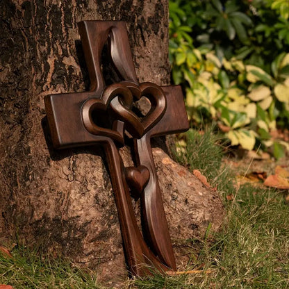 HeartCross – Religiöses Kreuz mit Herzen und handgemeißelter Textur