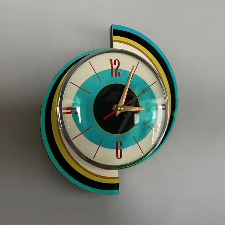 TimeRay – Handgefertigte Mid-Century Wanduhr für stilvolles Zeitmanagement