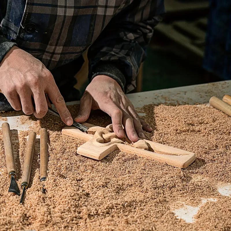 HeartCross – Religiöses Kreuz mit Herzen und handgemeißelter Textur