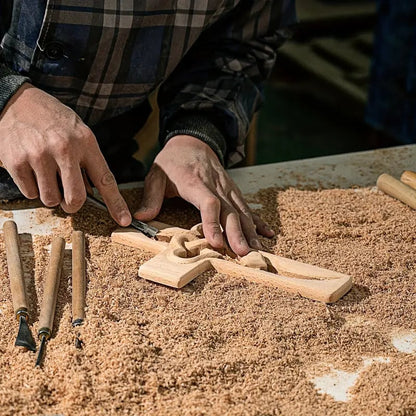 HeartCross – Religiöses Kreuz mit Herzen und handgemeißelter Textur