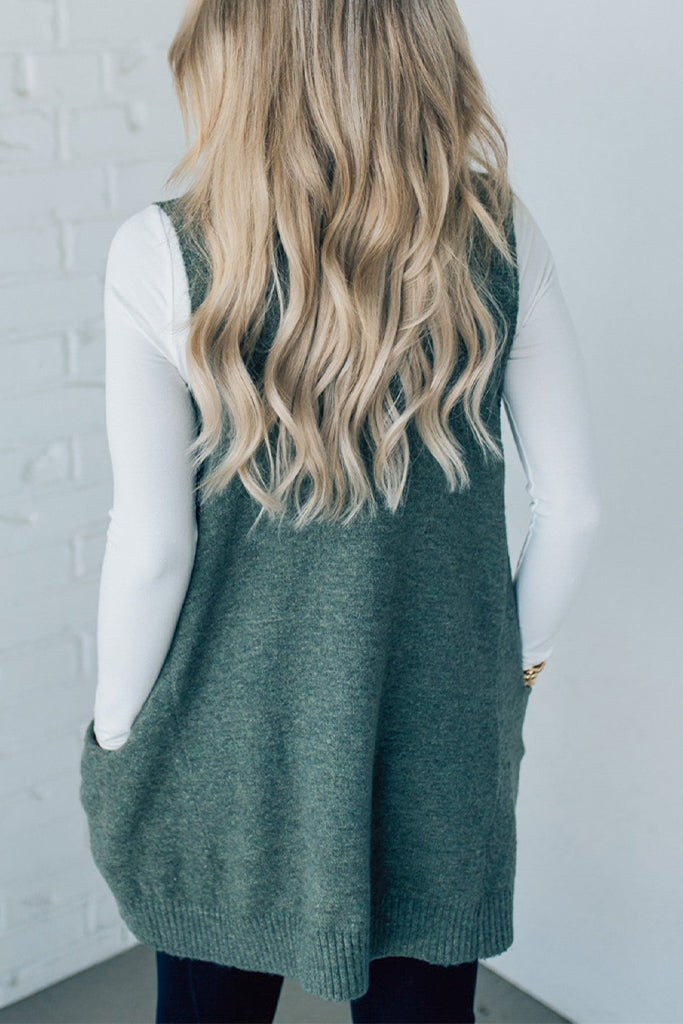 Jennisha – Fließende, flauschige Strickweste mit Taschen zum Drunterziehen