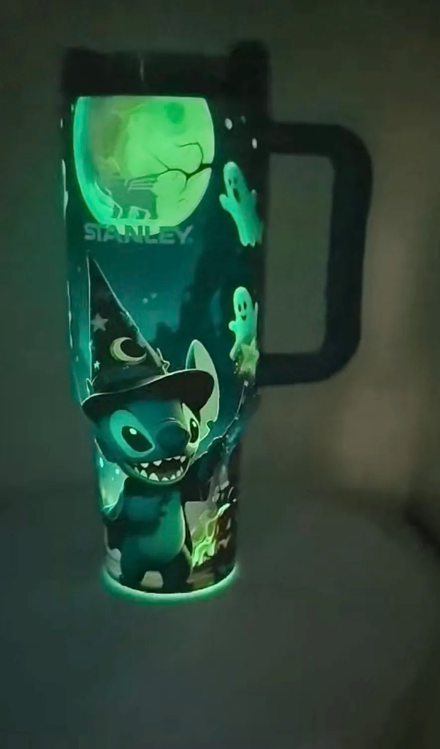 FestiveSip – Leuchtender Isolierbecher mit magischem Tag-Nacht-Design