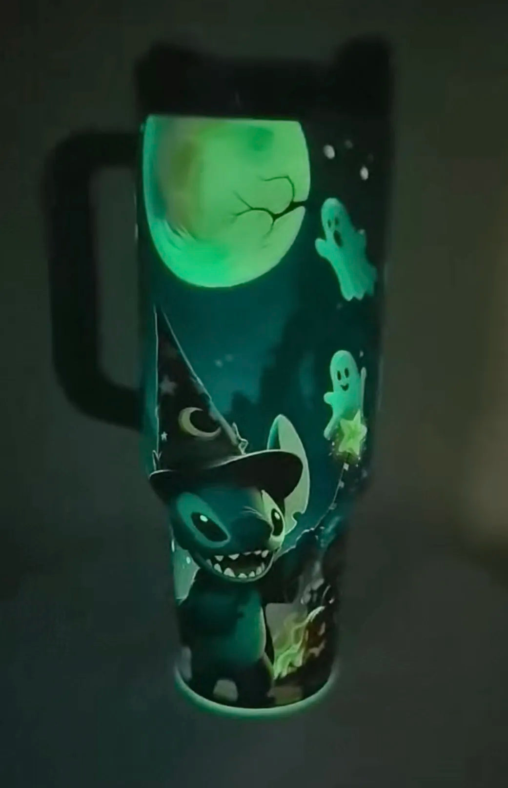 FestiveSip – Leuchtender Isolierbecher mit magischem Tag-Nacht-Design