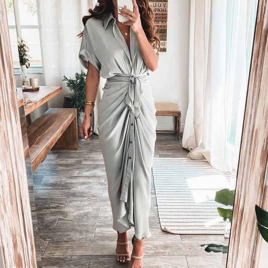 Victoria – Satin-Knopfkleid mit gerafftem V-Ausschnitt vorne