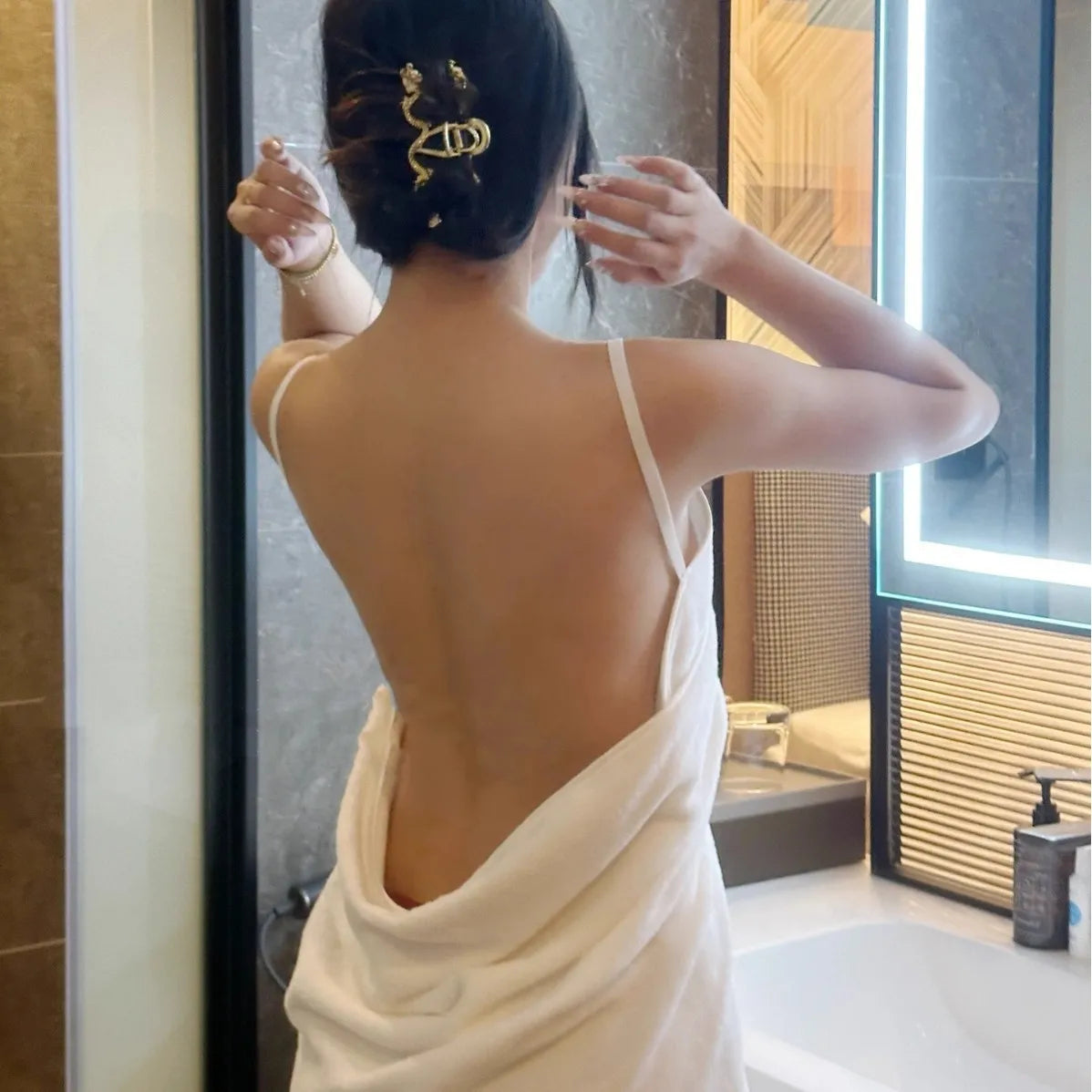 DrySling – Rutschfester Badetuch-Überzug für mühelosen Komfort nach dem Duschen