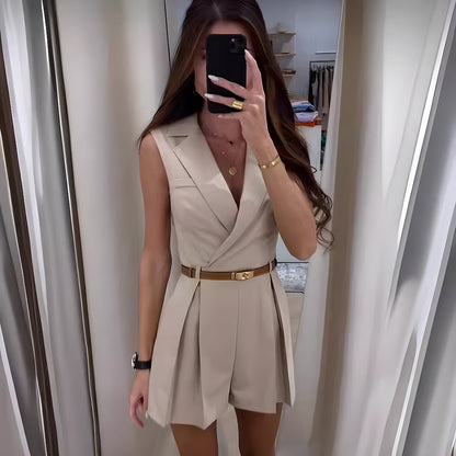 WrapElegance – Ärmelloses Hemdblusenkleid mit Gürtel und Wickeldesign in Beige