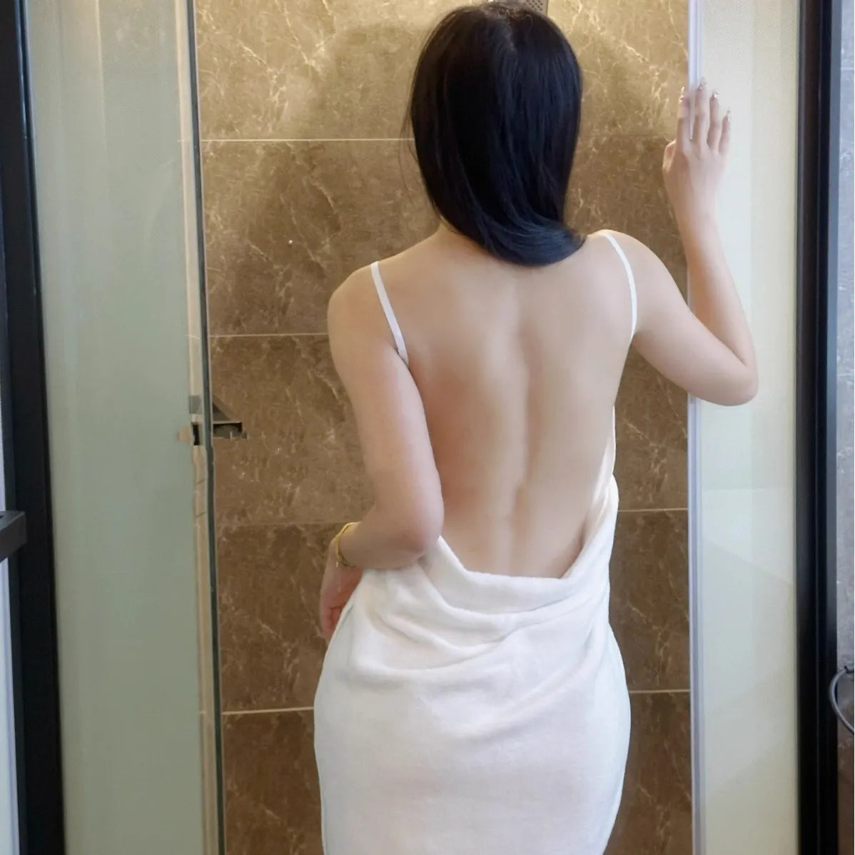 DrySling – Rutschfester Badetuch-Überzug für mühelosen Komfort nach dem Duschen