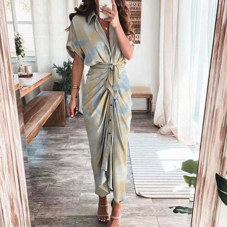 Victoria – Satin-Knopfkleid mit gerafftem V-Ausschnitt vorne