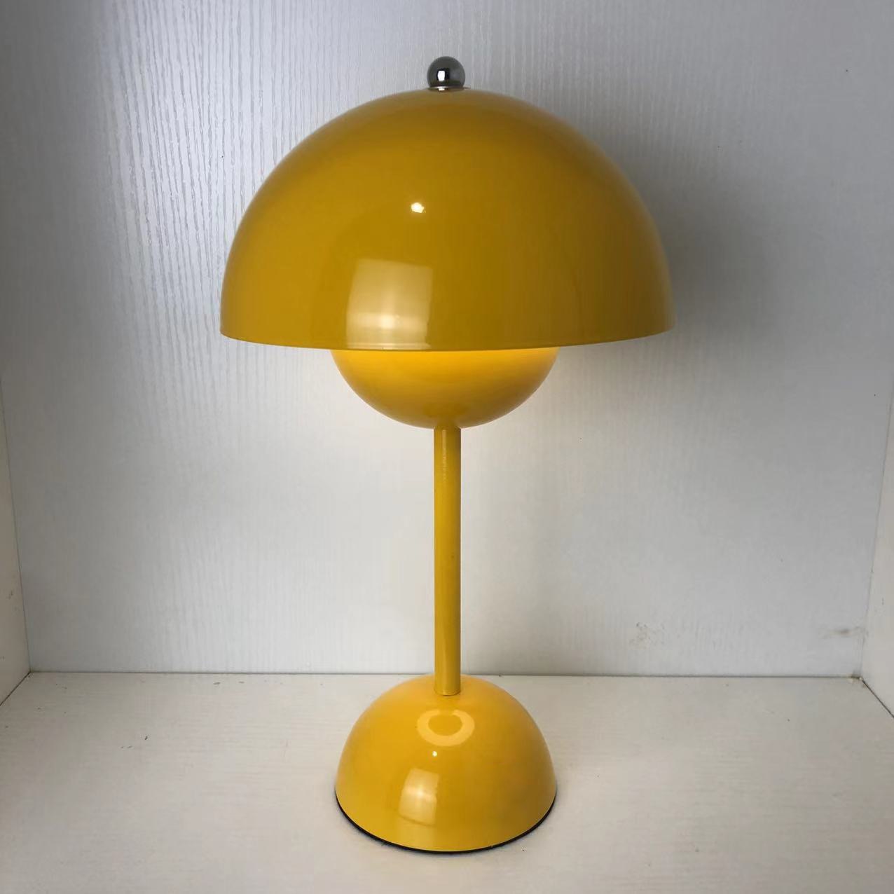Curaçao – Wiederaufladbare Retro-Tischlampe mit farbenfrohem, minimalistischem Design