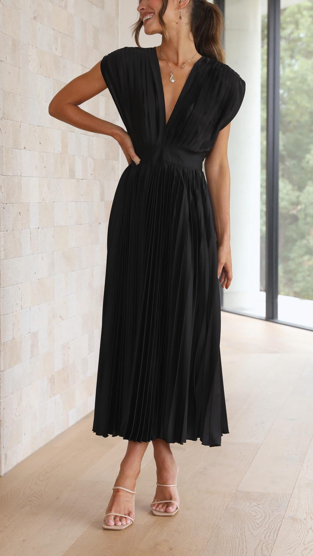 Maria – Elegantes Plisseekleid für gehobenen Stil