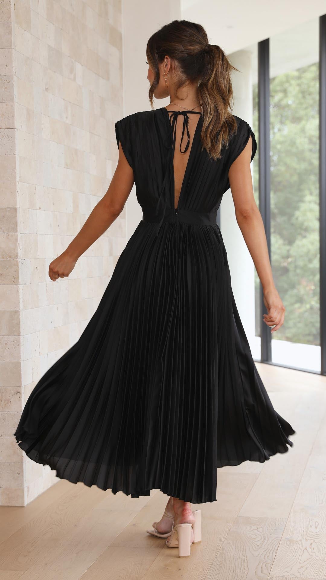 Maria – Elegantes Plisseekleid für gehobenen Stil
