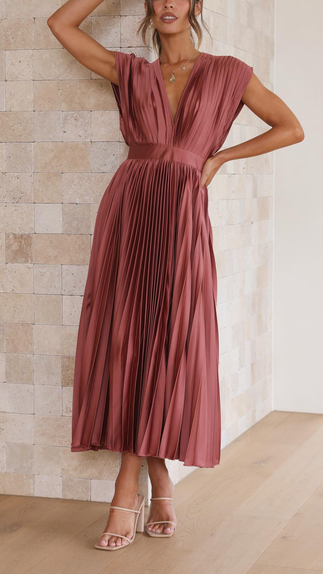 Maria – Elegantes Plisseekleid für gehobenen Stil