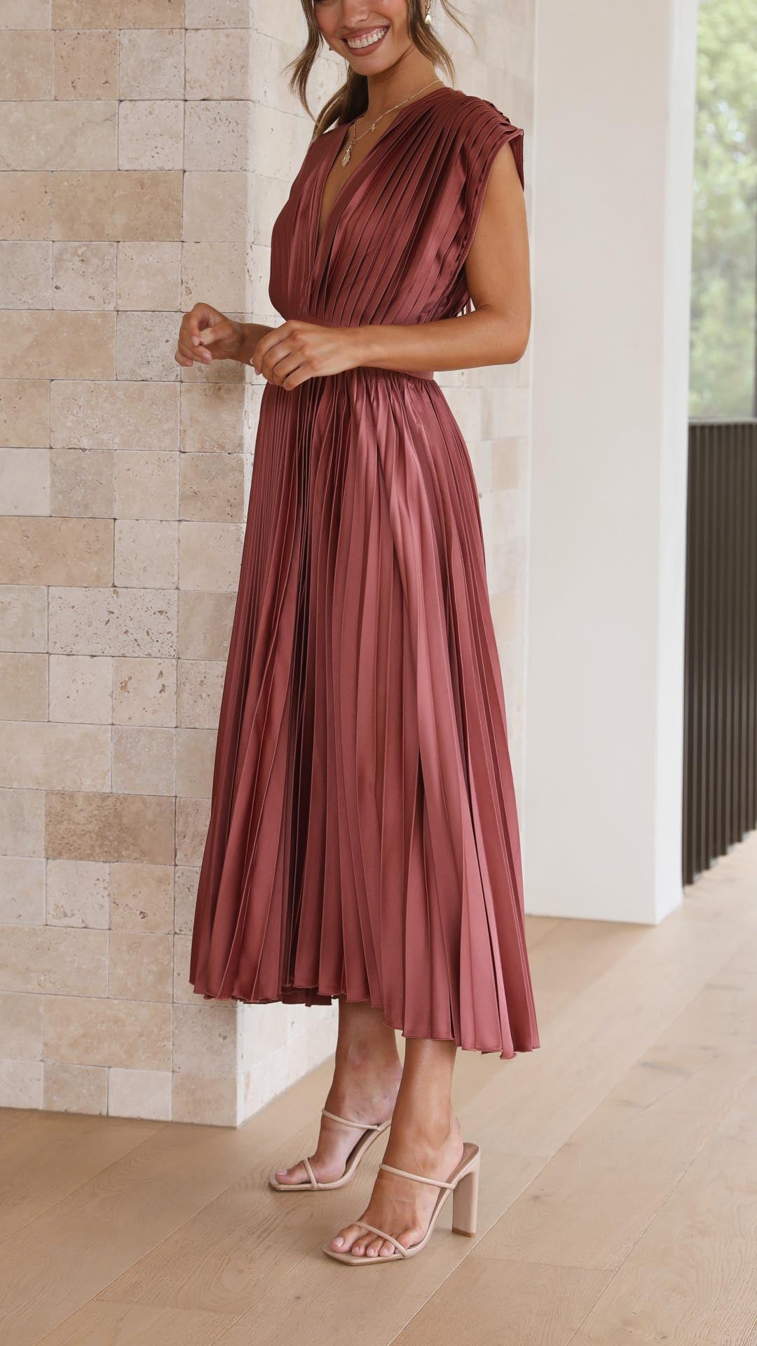 Maria – Elegantes Plisseekleid für gehobenen Stil