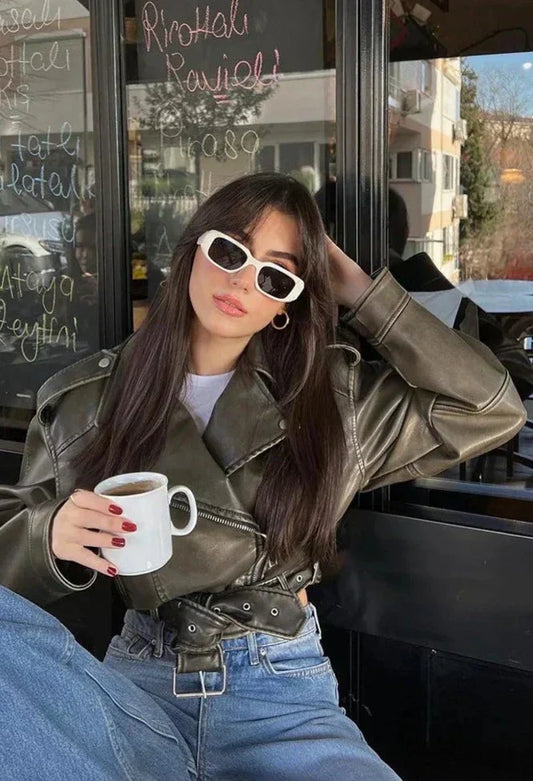 Heidi-Mode – Moderne kurze Bikerjacke mit eleganter Passform