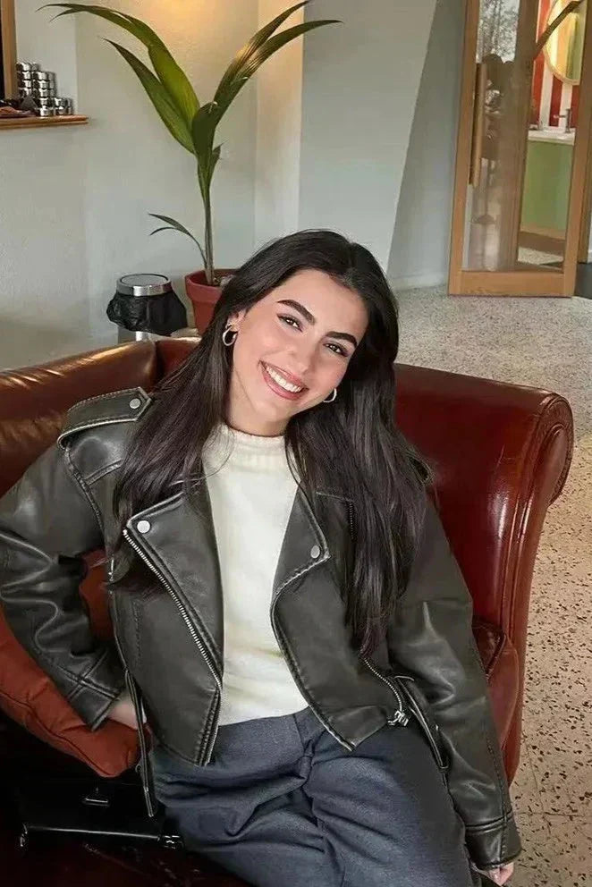 Heidi-Mode – Moderne kurze Bikerjacke mit eleganter Passform