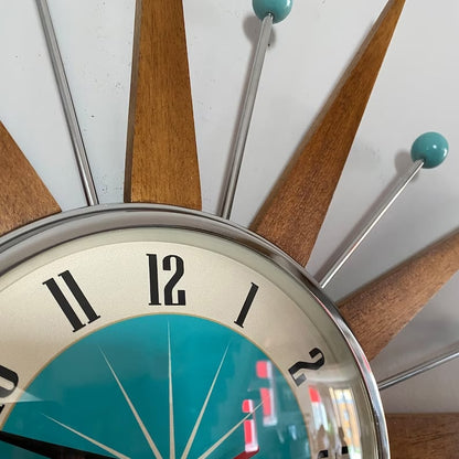 TimeRay – Handgefertigte Mid-Century Wanduhr für stilvolles Zeitmanagement