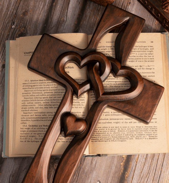 HeartCross – Religiöses Kreuz mit Herzen und handgemeißelter Textur