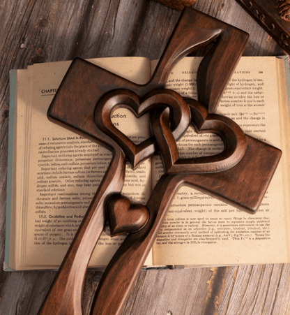 HeartCross – Religiöses Kreuz mit Herzen und handgemeißelter Textur