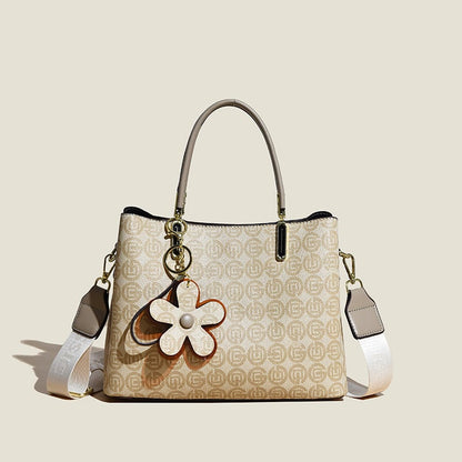 Ysabel – Klassische Ledertasche mit Blumenmuster und Anhänger-Akzenten