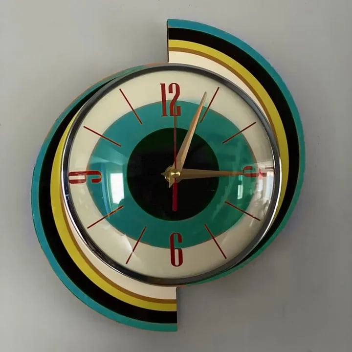 TimeRay – Handgefertigte Mid-Century Wanduhr für stilvolles Zeitmanagement