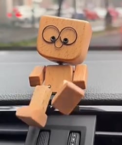 TimberTales – Handgefertigte Wackelfigur aus Holz für Haus und Auto
